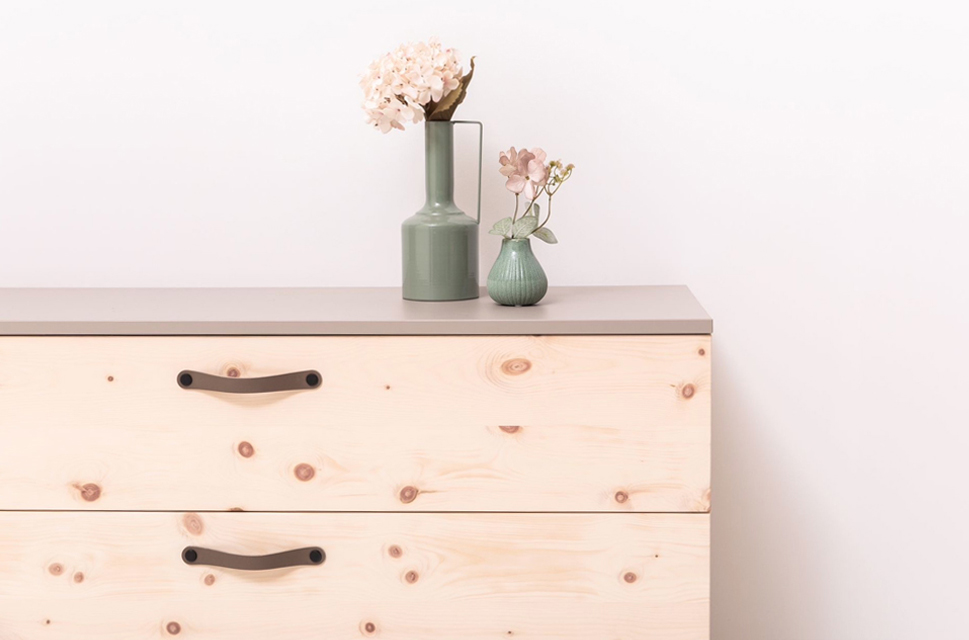 Zirbenkommode im modernen Stil