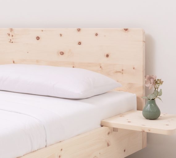 Zirbenholzrückwand in 27mm Stärke.