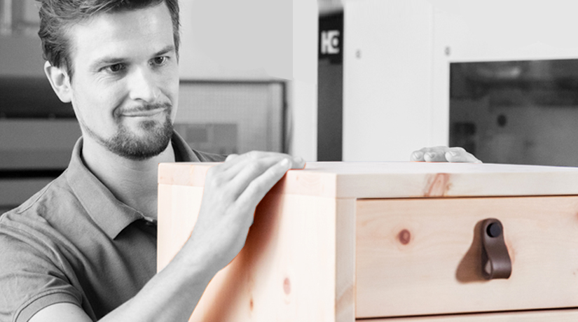 Zirbentischler bei Qualitätskontrolle der Nachttische